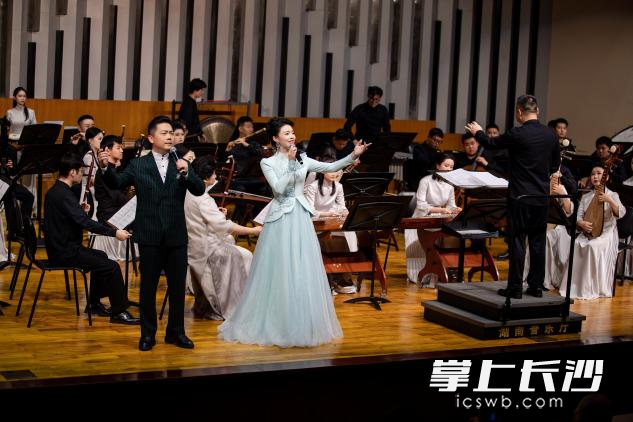 演员深情歌唱。