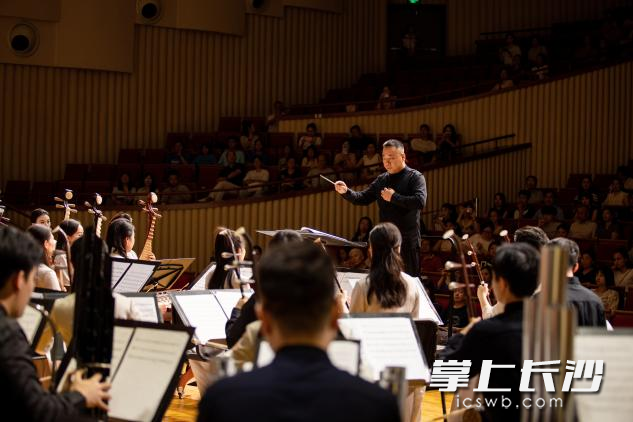 民乐演奏。