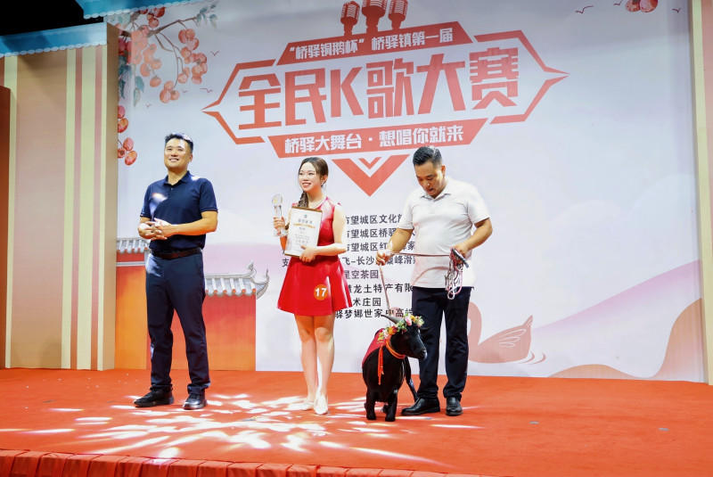 22岁的胡斯锐凭借扎实唱功斩获“桥驿歌王”。