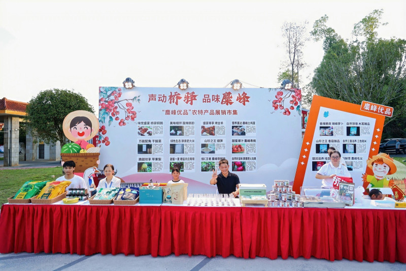与歌声同样热闹的，还有决赛现场旁的农特产品展销市集。