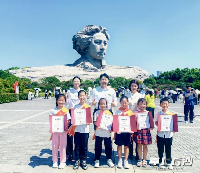 6名小讲解员顺利结业，正式成为橘子洲头传播红色文化的“小使者”。