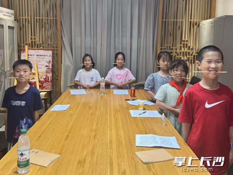 小讲解员在进行礼仪培训。均为橘子洲景区供图