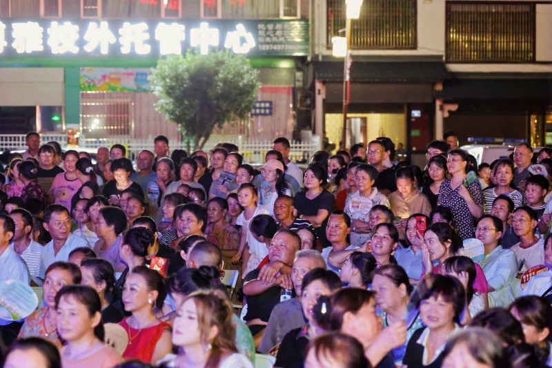 七夕的夜晚，望城区桥驿镇政府前坪文化广场围满前来观赛的村民群众。长沙晚报全媒体记者 佘倩文 摄