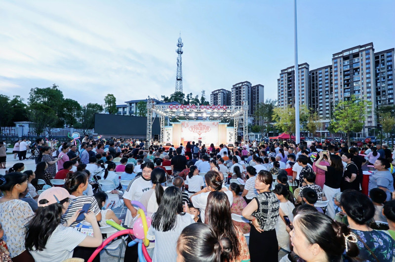 随着《刘海砍樵》经典旋律响起，桥驿镇第一届全民K歌大赛决赛正式拉开帷幕。除署名外，均由桥驿镇政府供图。