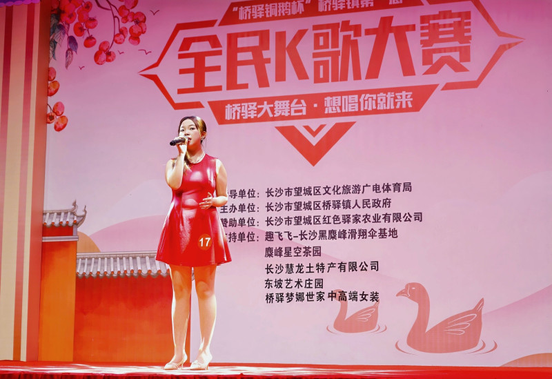 胡斯锐带来一曲《世界赠予我的》。