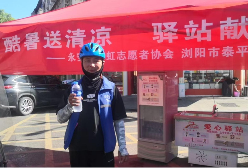 快递小哥在爱心驿站取用冰水。均为长沙晚报通讯员 刘迪曦 供图