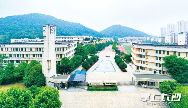 周南梅溪湖中学。