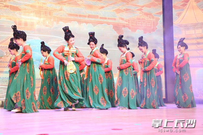 周南梅溪湖中学举行的“梅花节”。 均为长沙晚报通讯员黄馨怡供图