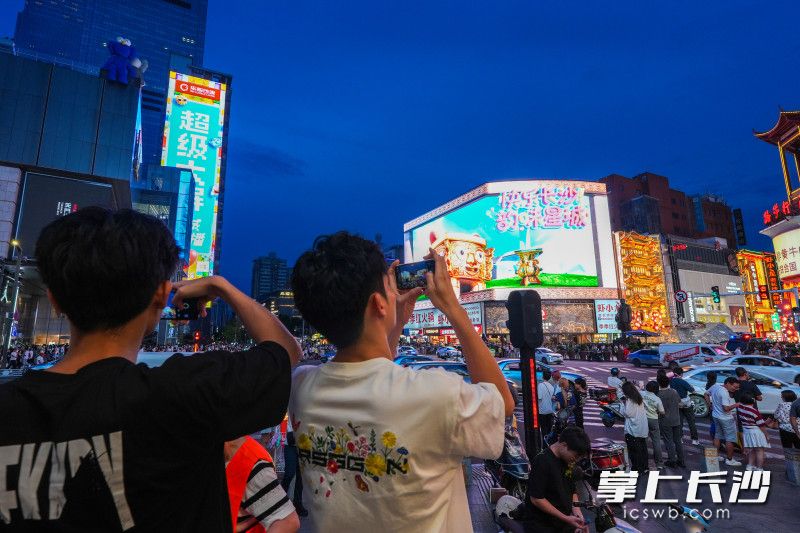在观众热切的眼眸中，屏幕之上开启一场“时空穿越”。