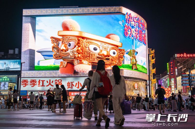 裸眼3D大屏前始终围着层层人群，而“星城文物奇妙夜”系列青铜动画无疑是最耀眼的“明星”。