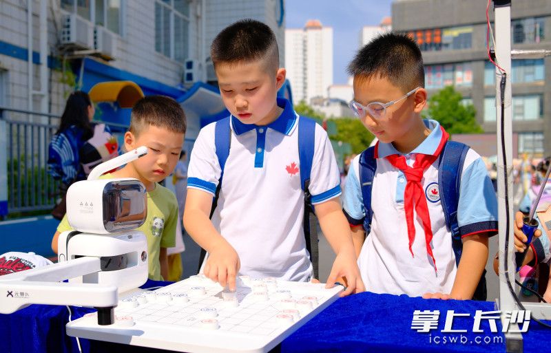 孩子们在看、玩、学、说中触摸红色历史，传承红色基因。