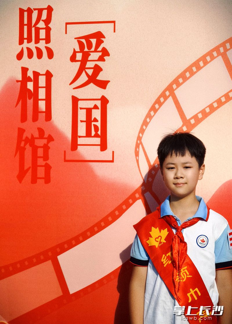 学生在“爱国照相馆”打卡。