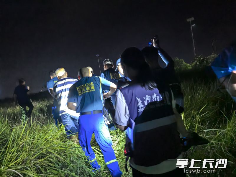 争分夺秒进行救援。