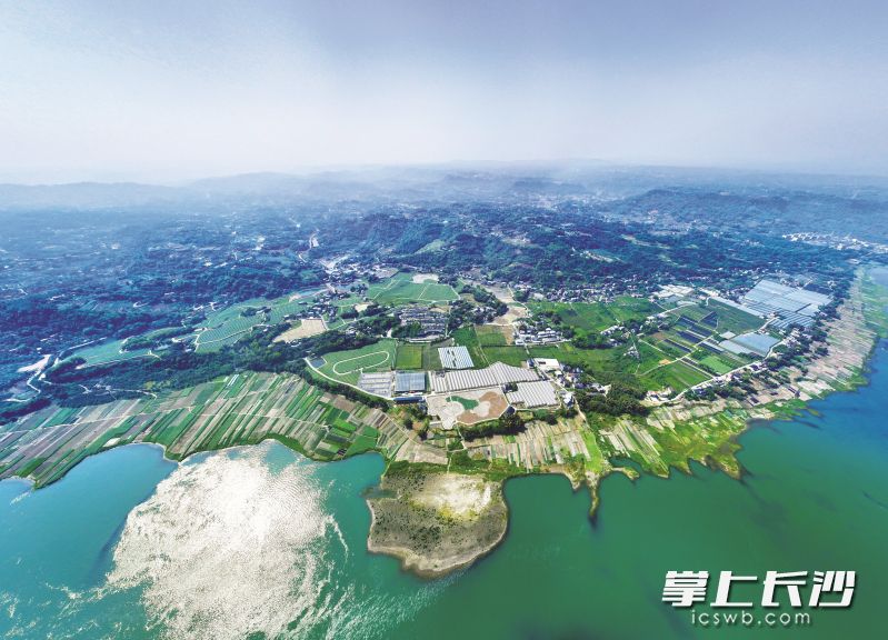 沿江而建的三江村。黄雨聪 摄 