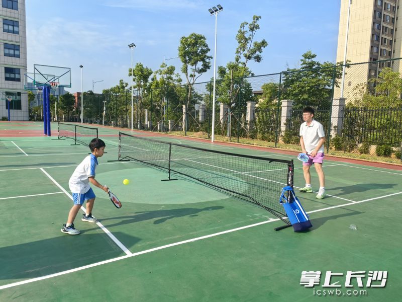 专业教练指导学生击球。