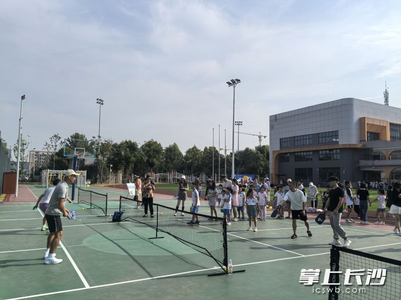 湖南第一师范学院雷锋实验小学全校师生及学生家长用运动的方式开启新学期。均为长沙晚报全媒体记者 赵紫名 摄
