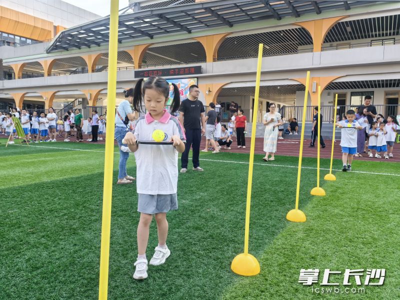 “运球绕障赛”。