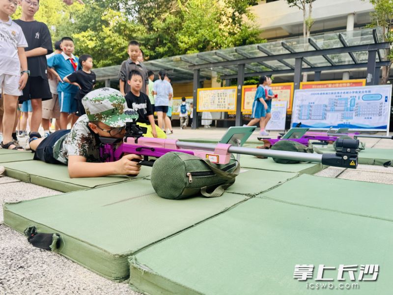 “枪林弹雨”环节，模拟战场情境，磨炼孩子们的意志。