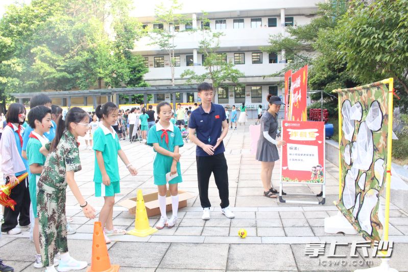 同学们参加各种互动体验活动。