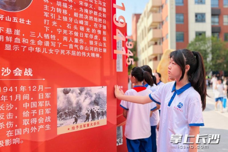 学校精心打造的“抗战历史长廊”，成为迎新活动中感悟家国情怀的重要阵地。