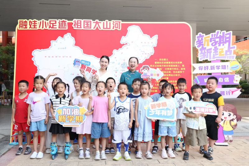 学子们手持五彩五角星贴纸，在地图上标注自己曾去过的地方。