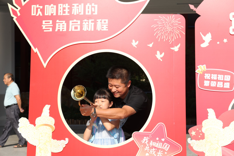 “重走抗战路”结束后，架空层前坪的“吹响胜利的号角启新程”环节点燃全场热情。