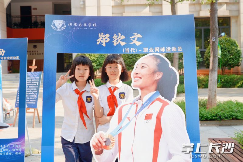 与自己的偶像合个影，新学期继续加油。