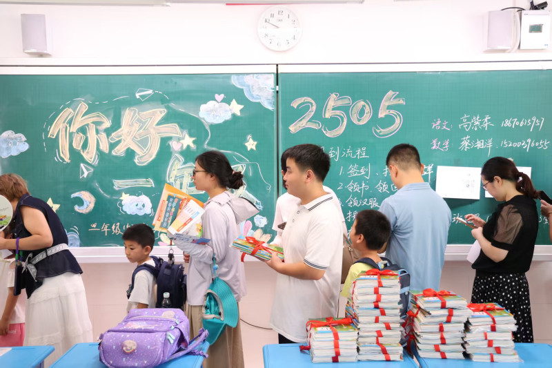 今日万境小学以“少年科创强国志，新程启航向未来—你好！新学期”为主题开展秋季开学迎新活动。长沙晚报通讯员 王仲野 摄