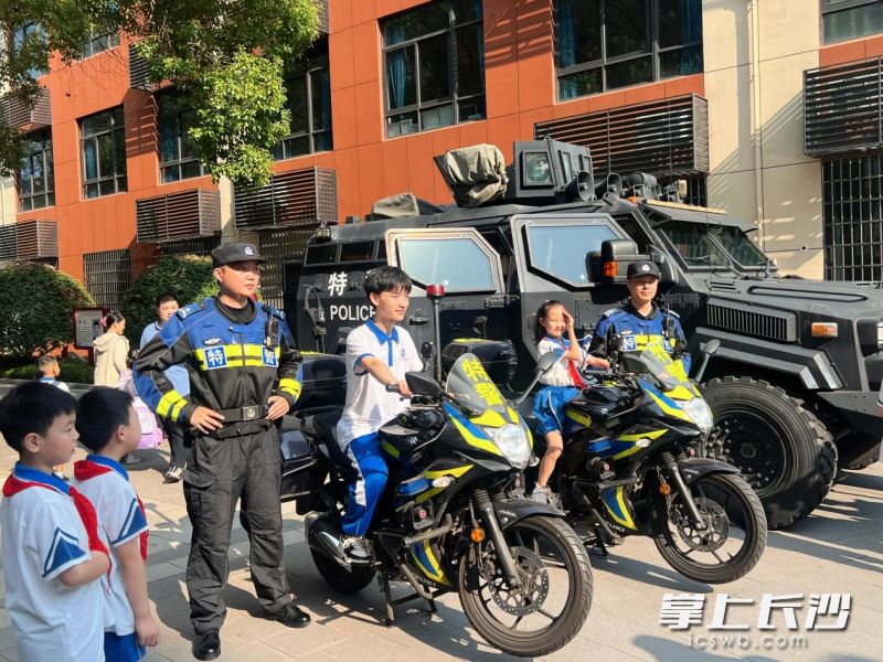 学生上车体验、试穿装备，近距离感受特警工作的神圣与科技赋能。