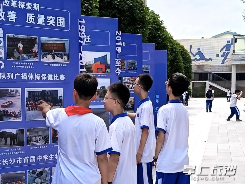 参观“校史时光轴”。