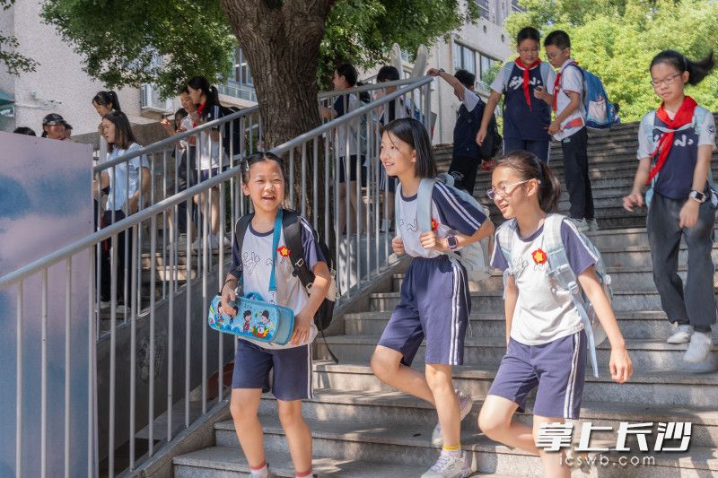 早上8时，记者在雨花区砂子塘小学校门口看到，走进学校的学生们大部分都在胸前带着鲜艳的“胜利花”。