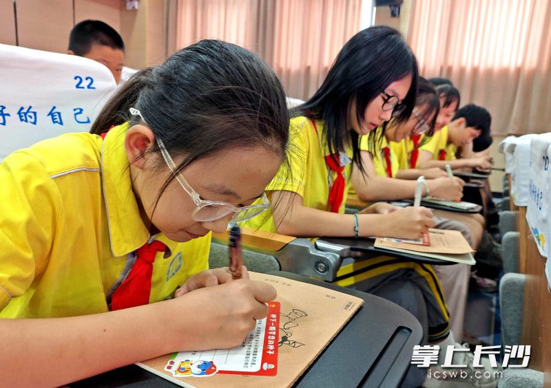 同学们纷纷在卡片上写下想对抗战英雄说的话。