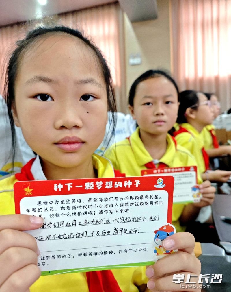 孩子们在卡片上写下“谢谢你们用血之躯为我们这一代筑起的和平……”。