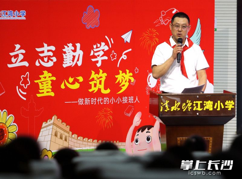 特邀退伍军人阮石和同学们分享了2009年驾驶雷达车通过天安门广场参加阅兵的经历。