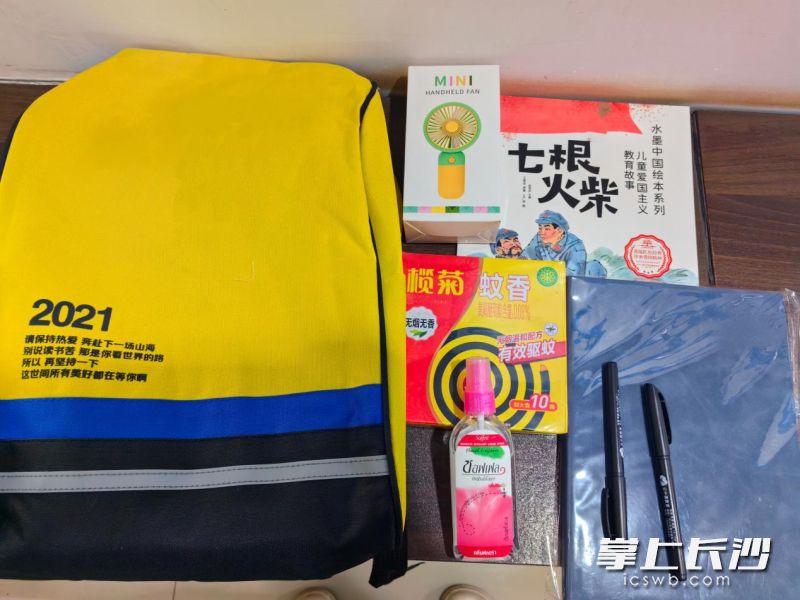 送给困境学子的开学大礼包。 通讯员供图