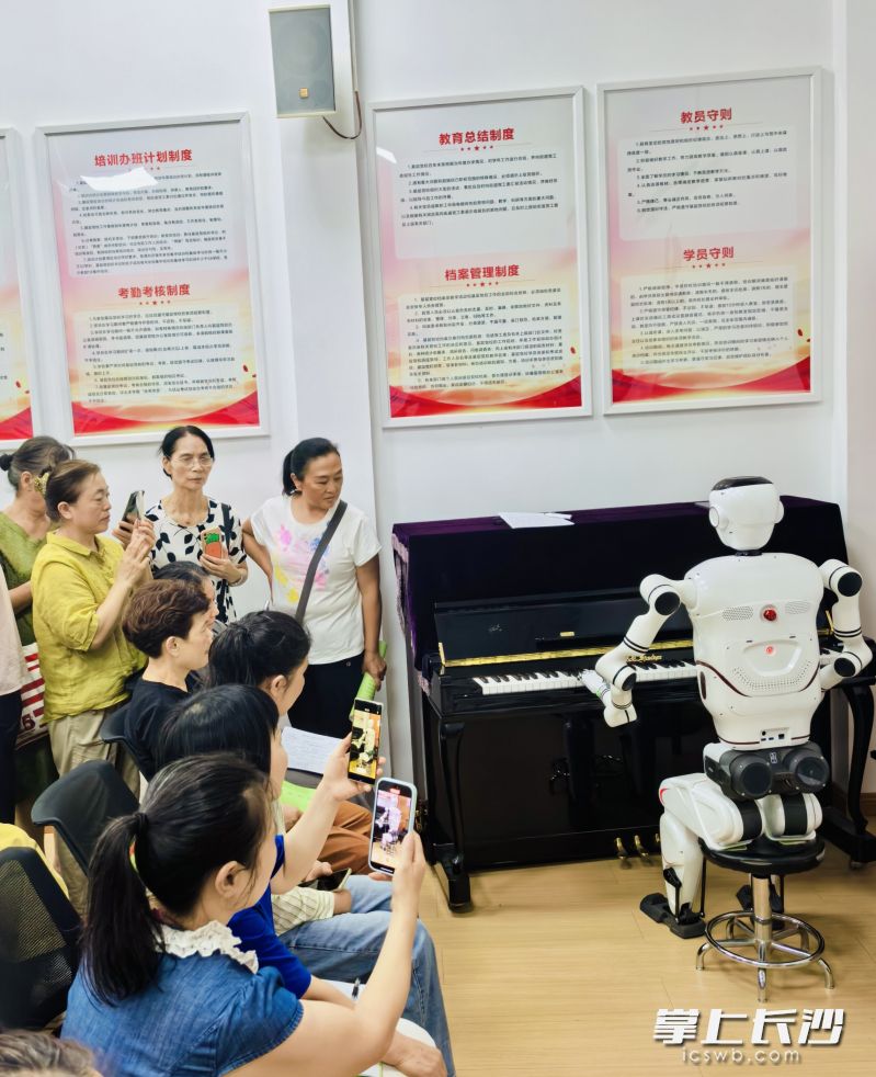 新来的“老铁”老师深受老年大学的学员们欢迎。