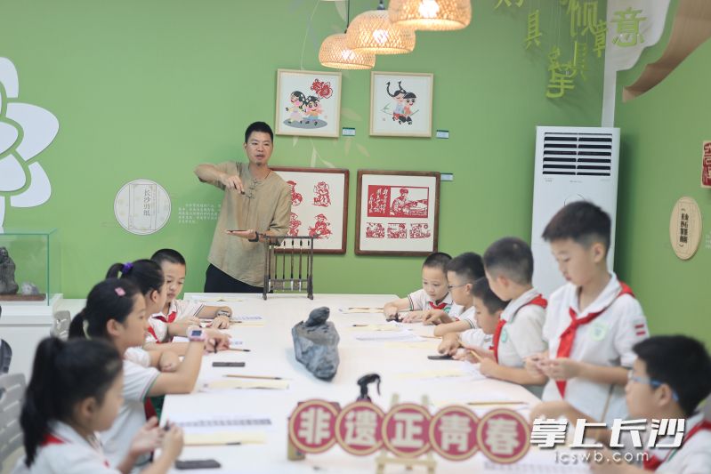 用匠心与技艺为孩子们开启了一扇通向传统工艺与红色文化的大门。