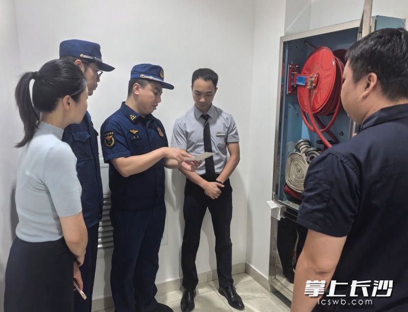 消防监督员上门指导企业查找隐患。 长沙晚报通讯员 冯运文 摄