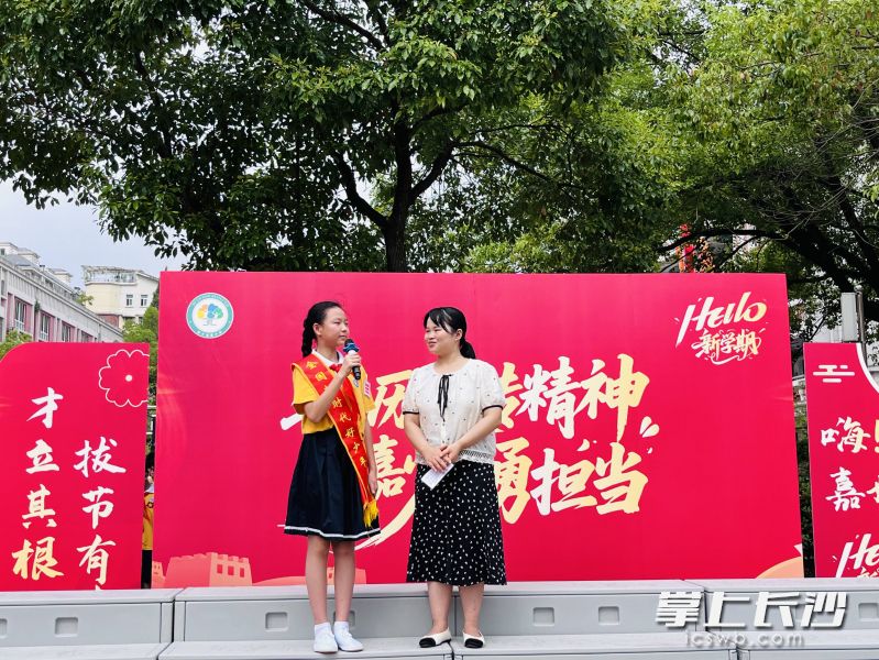 刘静远同学（左）分享她的成长经历与炽热的逐梦历程。
