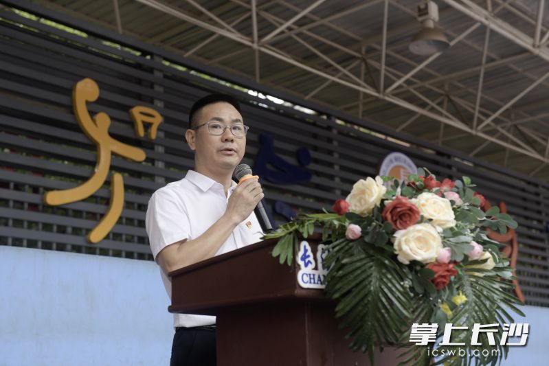 长郡梅溪湖中学校长何俊在2025年秋季学期开学典礼上讲话。学校供图