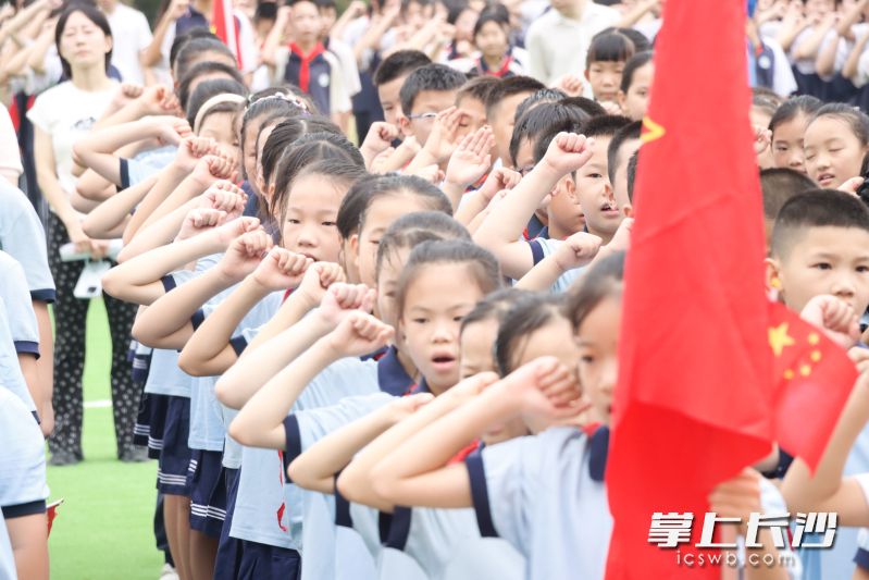 同学们将把“强国有我”的誓言融入日常学习与奋斗中。
