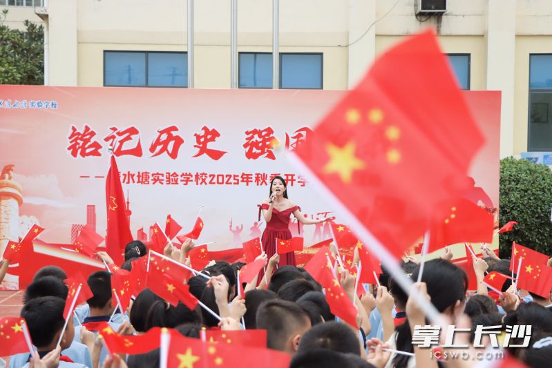活动现场，初中部师生齐声唱响《没有共产党就没有新中国》。均为长沙晚报通讯员 胡晴 供图