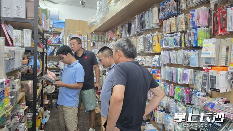 朝阳街道向韶社区、长铁一中工作人员对长铁一中周边商铺商品进行检查。均为通讯员供图