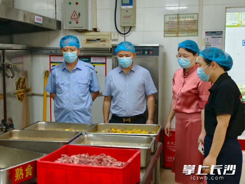 朝阳街道联合市场监督管理所检查朝阳小学食堂食品安全。