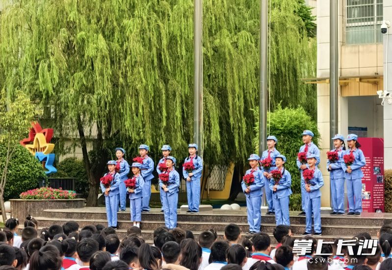 今日，枫树山大桥小学以“自信自强 铭记历史勇担当”为主题，举办了一场兼具历史厚重感与时代使命感的开学典礼。照片均为长沙晚报通讯员 樊欢 摄