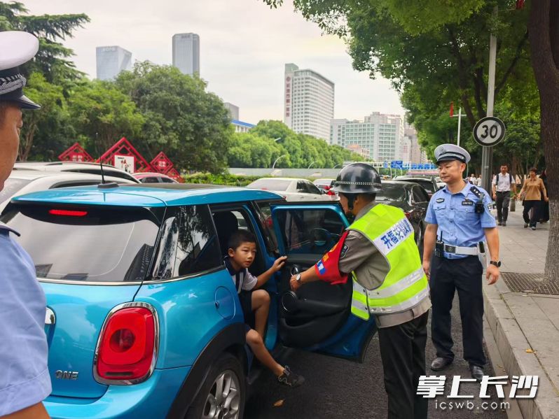 长沙公安交管组织、联动学校保安、物业管理、社区巡防等综治力量和“义警”队伍，共同做好校园及周边道路的交通管理工作。