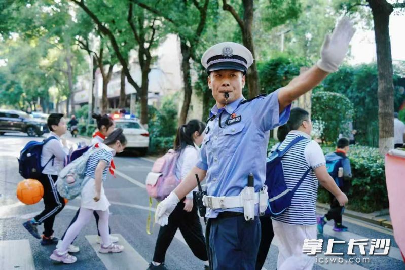 9月1日，长沙142个护学岗启动，公安交管全警护航秋季开学路。长沙交警 供图