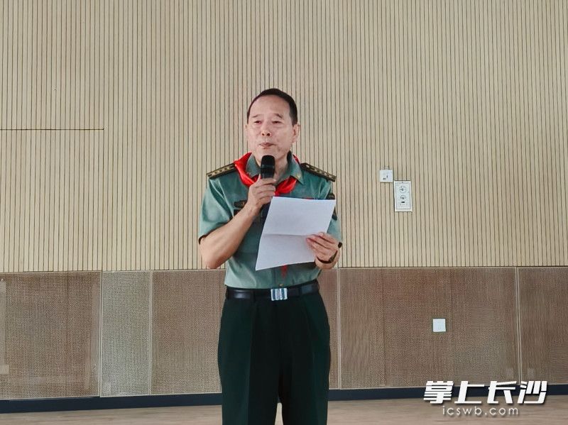 郝建军大校受邀为学生们带来了一场别开生面的国防教育课。