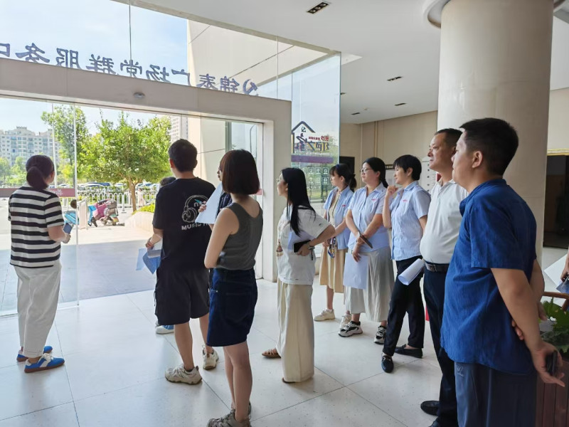 杨家山社区书记任姣和党员们结合日常出行体验共商锦泰广场周边交通 “微循环”。