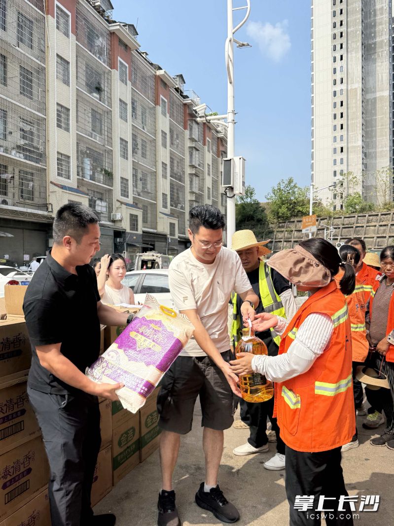 爱心物资捐赠给一线环卫工。 均为长沙晚报通讯员袁佳乐摄